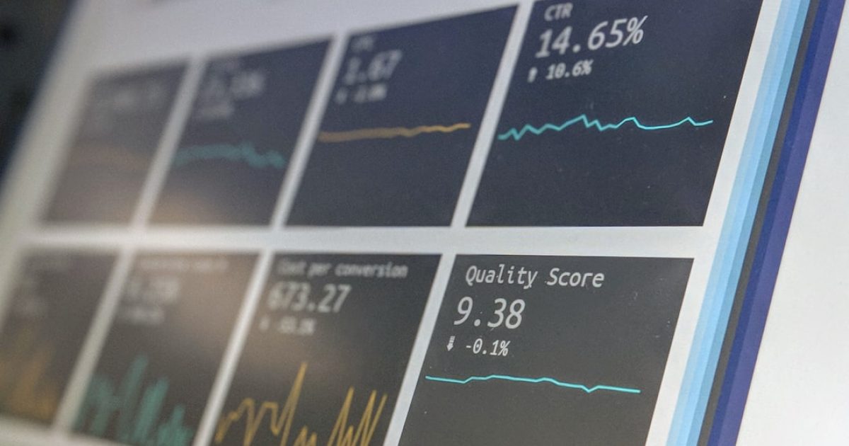 Comparativo de painéis de BI self-service interativos e relatórios estáticos para análise de dados e decisões estratégicas em PMEs.