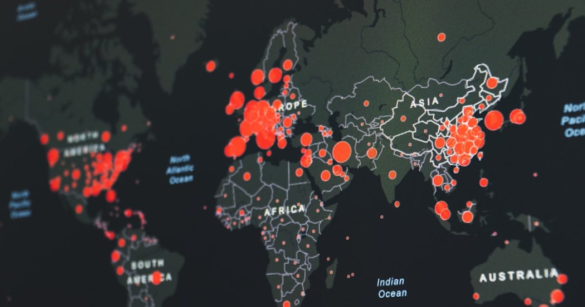 Mapa global de uma rede descentralizada de Bitcoin nodes com Portugal destacado, representando a contribuição local para a segurança da criptomoeda.