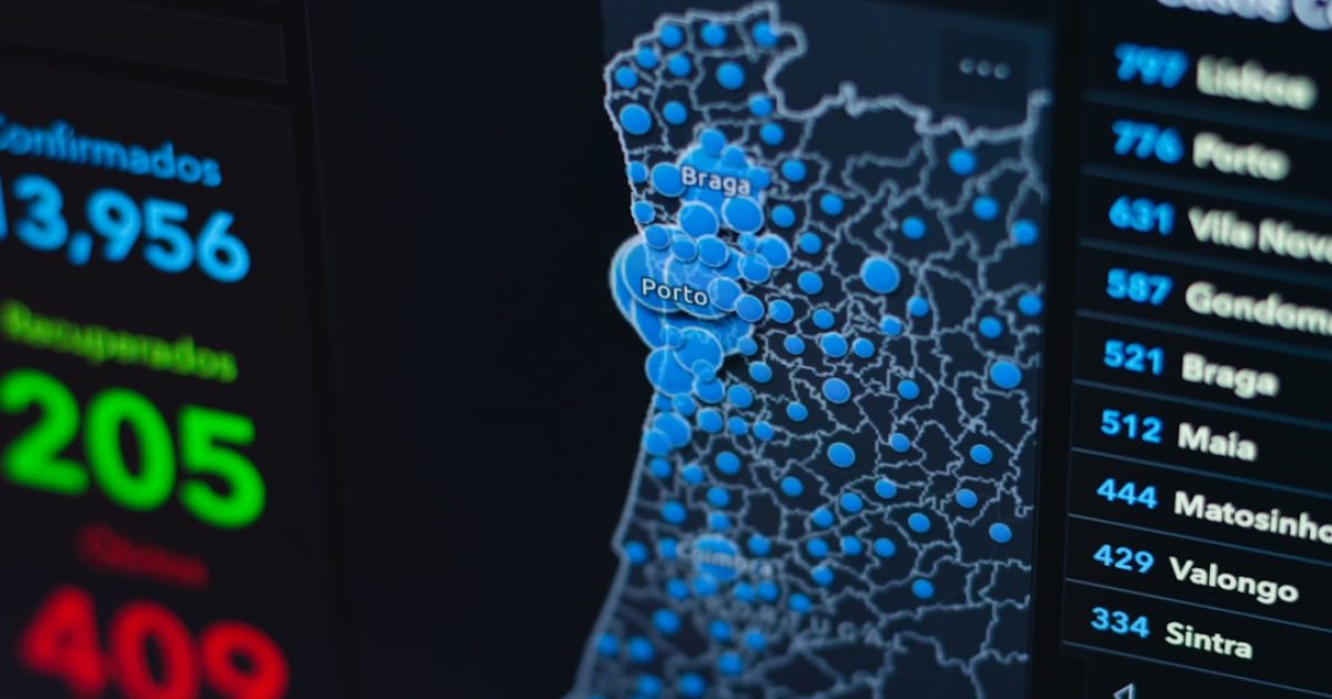 Ilustração de um escudo digital com cadeado e ícones de cibersegurança, protegendo um mapa de Portugal contra ameaças cibernéticas.