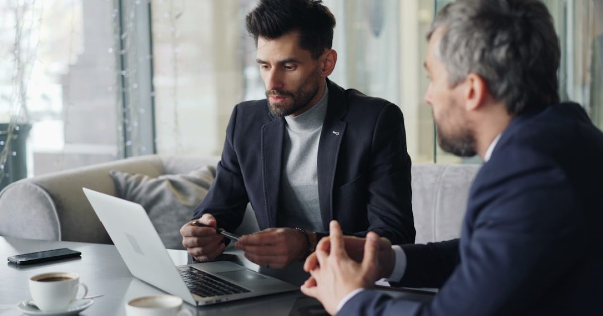 Um empresário português a considerar a escolha entre um domínio web .pt e um domínio .com, com ícones de SEO, confiança e carteira digital a flutuar à sua volta.