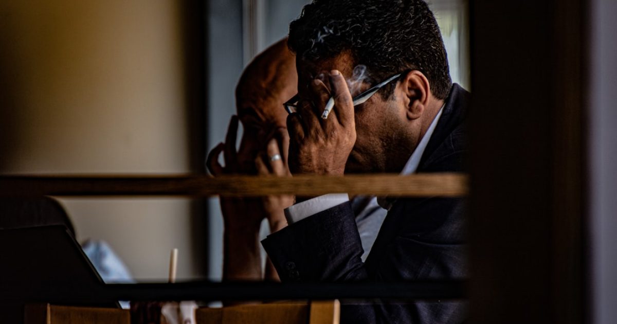 Um empresário português a analisar opções de domínio num tablet, com o logótipo .pt em destaque, simbolizando a escolha estratégica de um domínio premium.
