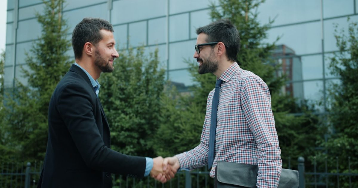 Ilustração digital de um handshake cibernético entre cliente e servidor, com dados encriptados a fluir, simbolizando a segurança HTTPS via TLS handshake.