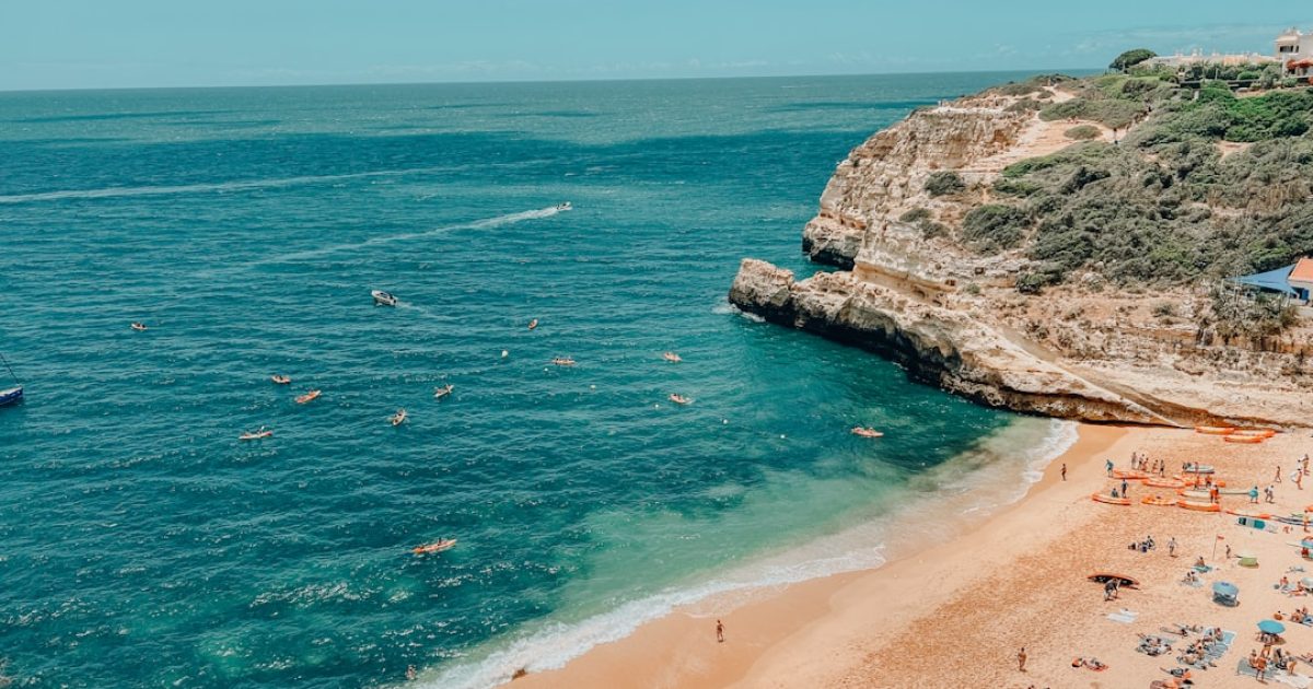 Mapa do Algarve com ícones de diferentes bandeiras e idiomas, simbolizando o turismo internacional e a comunicação multilingue.
